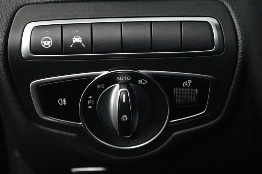 Mercedes-Benz C-Klasse 180 Business Solution AMG (PANORAMADAK, SFEERVERLICHTING, STOELVERWARMING, ACHTERUITRIJCAMERA, SENSOREN)