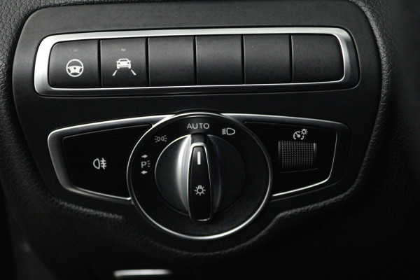 Mercedes-Benz C-Klasse 180 Business Solution AMG (PANORAMADAK, SFEERVERLICHTING, STOELVERWARMING, ACHTERUITRIJCAMERA, SENSOREN)