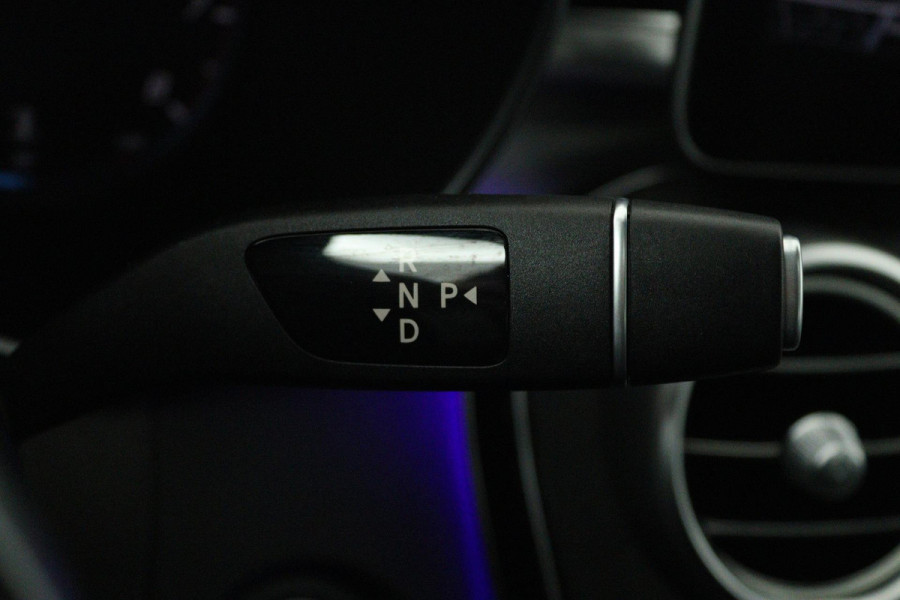 Mercedes-Benz C-Klasse 180 Business Solution AMG (PANORAMADAK, SFEERVERLICHTING, STOELVERWARMING, ACHTERUITRIJCAMERA, SENSOREN)
