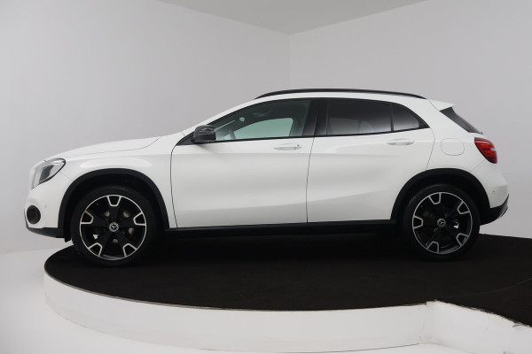Mercedes-Benz GLA 200 Premium Plus (STOELVERWARMING, ACHTERUITRIJCAMERA, CRUISE CONTROL, PARKEERSENSOREN, NAVIGATIE)