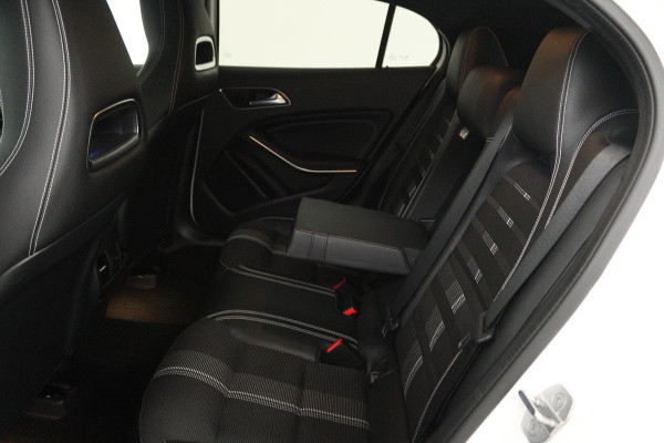Mercedes-Benz GLA 200 Premium Plus (STOELVERWARMING, ACHTERUITRIJCAMERA, CRUISE CONTROL, PARKEERSENSOREN, NAVIGATIE)