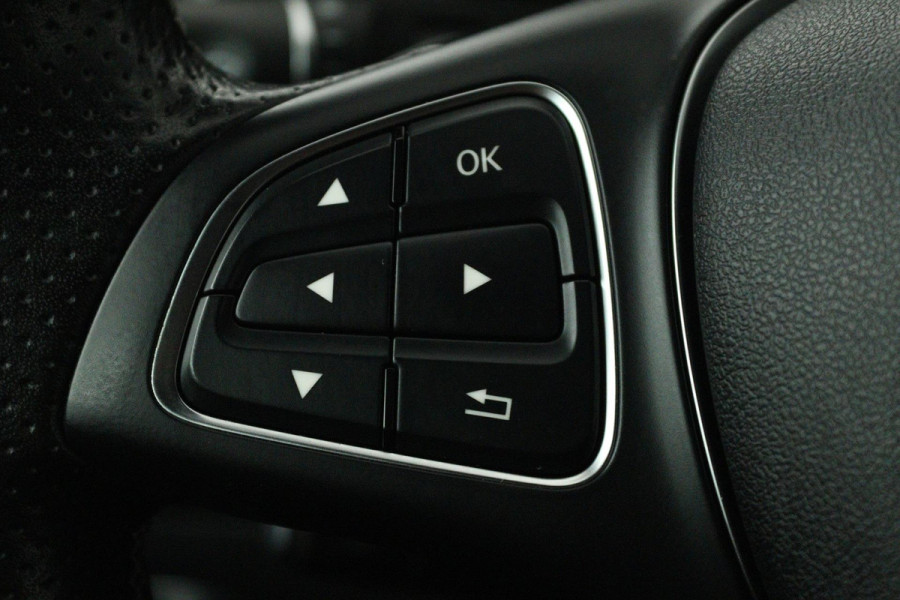 Mercedes-Benz GLA 200 Premium Plus (STOELVERWARMING, ACHTERUITRIJCAMERA, CRUISE CONTROL, PARKEERSENSOREN, NAVIGATIE)