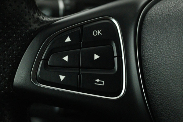 Mercedes-Benz GLA 200 Premium Plus (STOELVERWARMING, ACHTERUITRIJCAMERA, CRUISE CONTROL, PARKEERSENSOREN, NAVIGATIE)