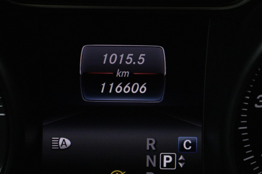 Mercedes-Benz GLA 200 Premium Plus (STOELVERWARMING, ACHTERUITRIJCAMERA, CRUISE CONTROL, PARKEERSENSOREN, NAVIGATIE)
