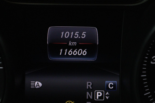 Mercedes-Benz GLA 200 Premium Plus (STOELVERWARMING, ACHTERUITRIJCAMERA, CRUISE CONTROL, PARKEERSENSOREN, NAVIGATIE)