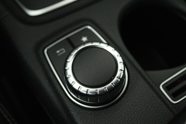 Mercedes-Benz GLA 200 Premium Plus (STOELVERWARMING, ACHTERUITRIJCAMERA, CRUISE CONTROL, PARKEERSENSOREN, NAVIGATIE)