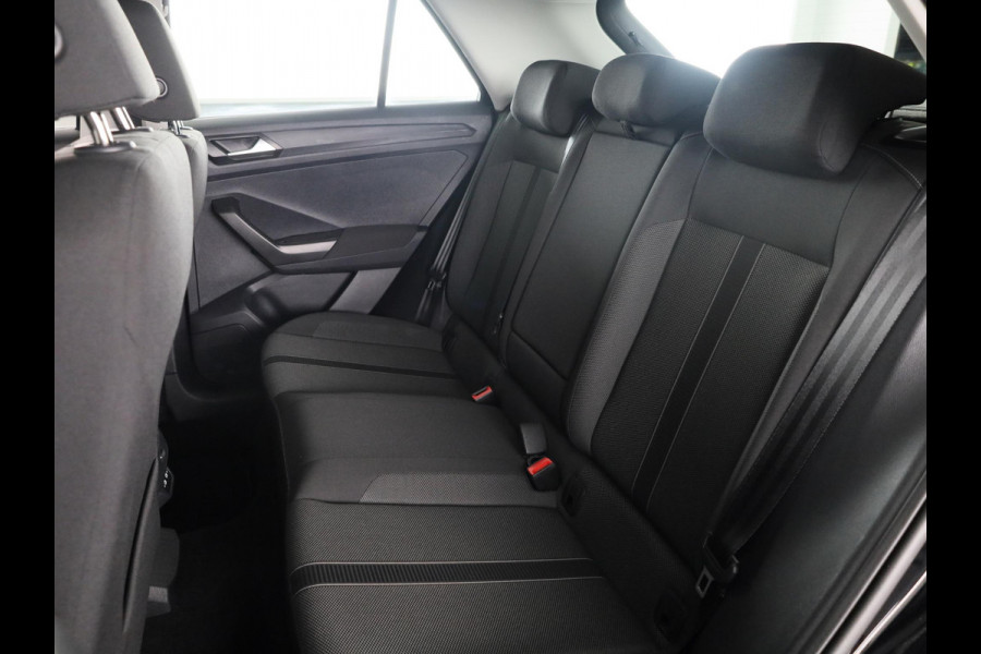 Volkswagen T-Roc 1.5 TSI Life 150 pk Automaat (DSG) | Navigatie | Trekhaak (afneembaar) | Parkeersensoren (Park assist) | Achteruitrijcamera | Stoelverwarming |