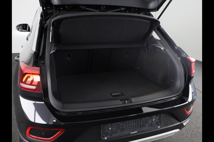 Volkswagen T-Roc 1.5 TSI Life 150 pk Automaat (DSG) | Navigatie | Trekhaak (afneembaar) | Parkeersensoren (Park assist) | Achteruitrijcamera | Stoelverwarming |