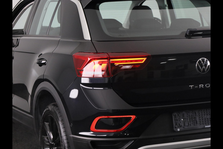 Volkswagen T-Roc 1.5 TSI Life 150 pk Automaat (DSG) | Navigatie | Trekhaak (afneembaar) | Parkeersensoren (Park assist) | Achteruitrijcamera | Stoelverwarming |