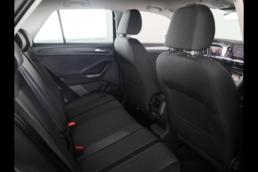 Volkswagen T-Roc 1.5 TSI Life 150 pk Automaat (DSG) | Navigatie | Trekhaak (afneembaar) | Parkeersensoren (Park assist) | Achteruitrijcamera | Stoelverwarming |