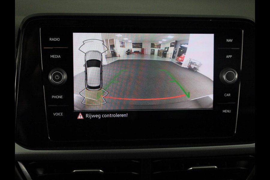 Volkswagen T-Roc 1.5 TSI Life 150 pk Automaat (DSG) | Navigatie | Trekhaak (afneembaar) | Parkeersensoren (Park assist) | Achteruitrijcamera | Stoelverwarming |