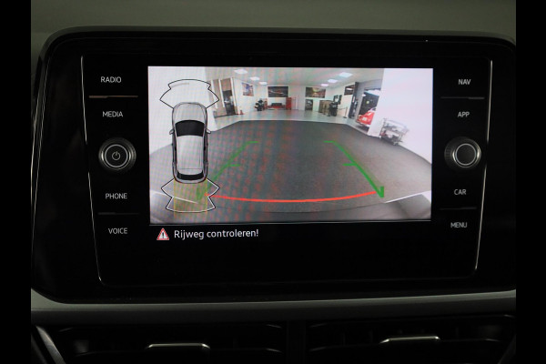 Volkswagen T-Roc 1.5 TSI Life 150 pk Automaat (DSG) | Navigatie | Trekhaak (afneembaar) | Parkeersensoren (Park assist) | Achteruitrijcamera | Stoelverwarming |