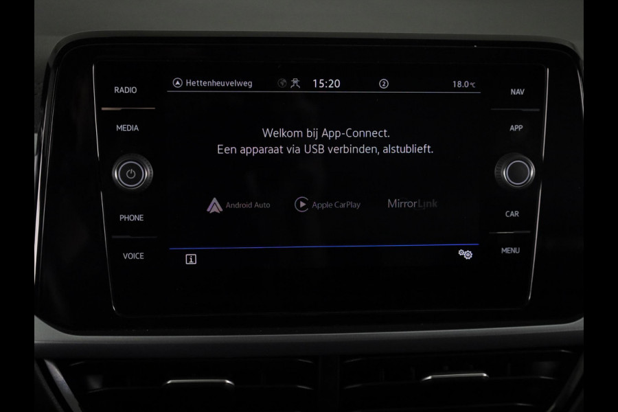 Volkswagen T-Roc 1.5 TSI Life 150 pk Automaat (DSG) | Navigatie | Trekhaak (afneembaar) | Parkeersensoren (Park assist) | Achteruitrijcamera | Stoelverwarming |