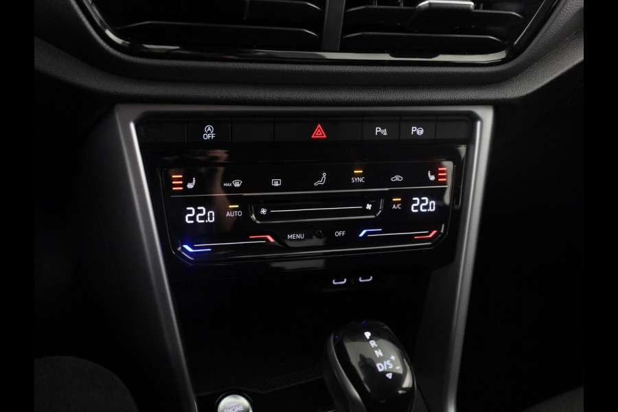 Volkswagen T-Roc 1.5 TSI Life 150 pk Automaat (DSG) | Navigatie | Trekhaak (afneembaar) | Parkeersensoren (Park assist) | Achteruitrijcamera | Stoelverwarming |