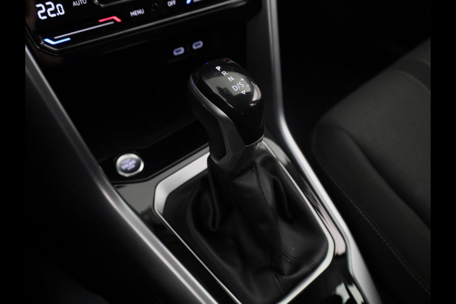 Volkswagen T-Roc 1.5 TSI Life 150 pk Automaat (DSG) | Navigatie | Trekhaak (afneembaar) | Parkeersensoren (Park assist) | Achteruitrijcamera | Stoelverwarming |