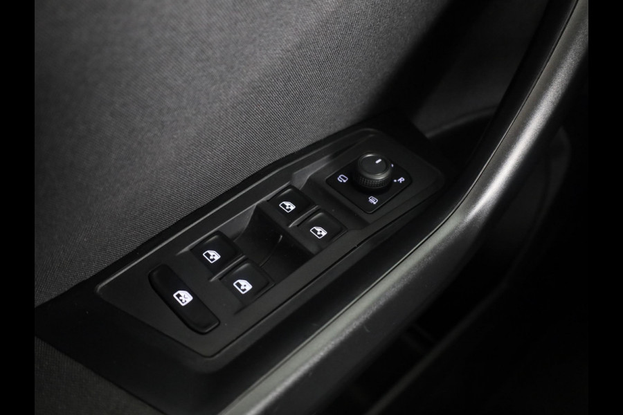 Volkswagen T-Roc 1.5 TSI Life 150 pk Automaat (DSG) | Navigatie | Trekhaak (afneembaar) | Parkeersensoren (Park assist) | Achteruitrijcamera | Stoelverwarming |