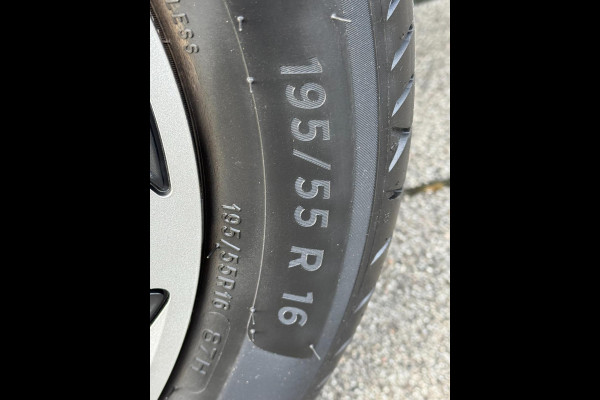 Peugeot 208 1.2 PureTech Active Pack 27.000 KM - Apple CarPlay / Navigatie I Airco I LED I Veiligheid pakket I Dealer onderhouden