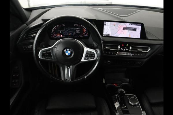 BMW 1-serie 118i M Sport | Panoramadak | Leder | Stoelverwarming | Carplay | Sfeerverlichting | Camera | Live Cockpit | Sportstoelen | Navigatie | Park Assist