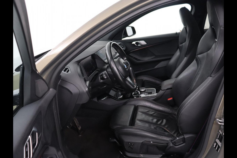 BMW 1-serie 118i M Sport | Panoramadak | Leder | Stoelverwarming | Carplay | Sfeerverlichting | Camera | Live Cockpit | Sportstoelen | Navigatie | Park Assist