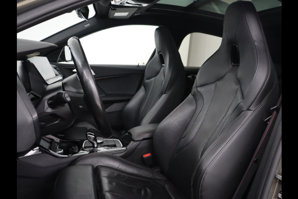 BMW 1-serie 118i M Sport | Panoramadak | Leder | Stoelverwarming | Carplay | Sfeerverlichting | Camera | Live Cockpit | Sportstoelen | Navigatie | Park Assist