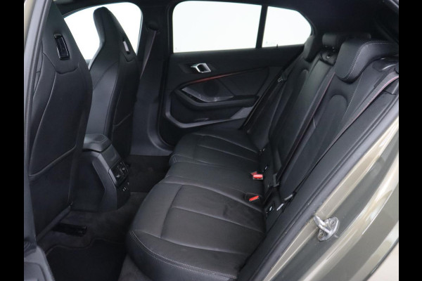 BMW 1-serie 118i M Sport | Panoramadak | Leder | Stoelverwarming | Carplay | Sfeerverlichting | Camera | Live Cockpit | Sportstoelen | Navigatie | Park Assist