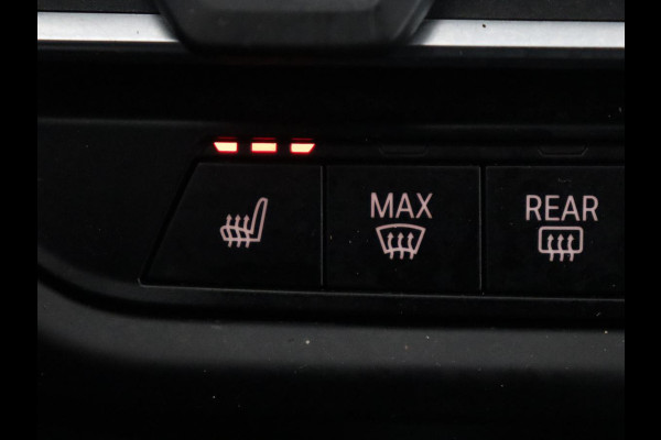 BMW 1-serie 118i M Sport | Panoramadak | Leder | Stoelverwarming | Carplay | Sfeerverlichting | Camera | Live Cockpit | Sportstoelen | Navigatie | Park Assist