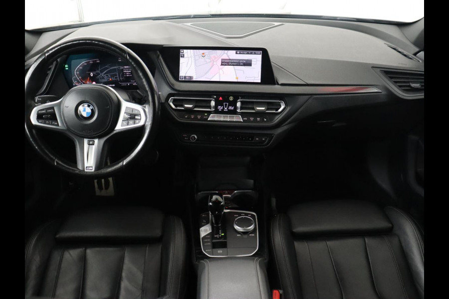BMW 1-serie 118i M Sport | Panoramadak | Leder | Stoelverwarming | Carplay | Sfeerverlichting | Camera | Live Cockpit | Sportstoelen | Navigatie | Park Assist