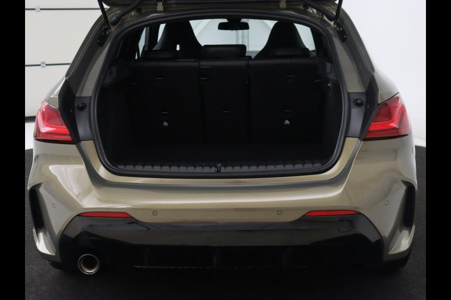 BMW 1-serie 118i M Sport | Panoramadak | Leder | Stoelverwarming | Carplay | Sfeerverlichting | Camera | Live Cockpit | Sportstoelen | Navigatie | Park Assist