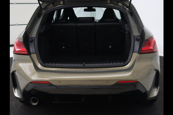 BMW 1-serie 118i M Sport | Panoramadak | Leder | Stoelverwarming | Carplay | Sfeerverlichting | Camera | Live Cockpit | Sportstoelen | Navigatie | Park Assist
