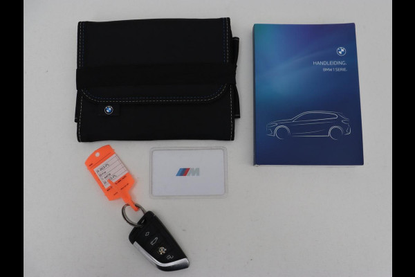 BMW 1-serie 118i M Sport | Panoramadak | Leder | Stoelverwarming | Carplay | Sfeerverlichting | Camera | Live Cockpit | Sportstoelen | Navigatie | Park Assist