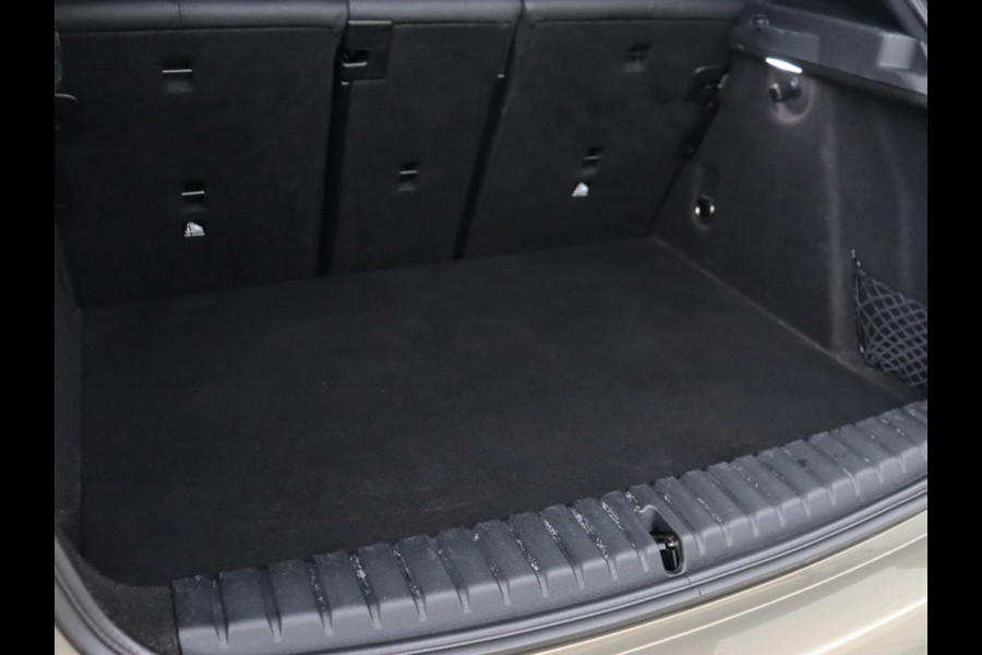 BMW 1-serie 118i M Sport | Panoramadak | Leder | Stoelverwarming | Carplay | Sfeerverlichting | Camera | Live Cockpit | Sportstoelen | Navigatie | Park Assist