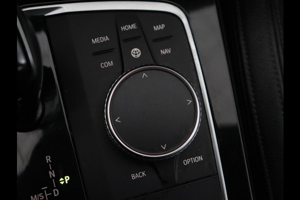 BMW 1-serie 118i M Sport | Panoramadak | Leder | Stoelverwarming | Carplay | Sfeerverlichting | Camera | Live Cockpit | Sportstoelen | Navigatie | Park Assist