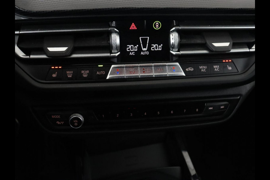 BMW 1-serie 118i M Sport | Panoramadak | Leder | Stoelverwarming | Carplay | Sfeerverlichting | Camera | Live Cockpit | Sportstoelen | Navigatie | Park Assist