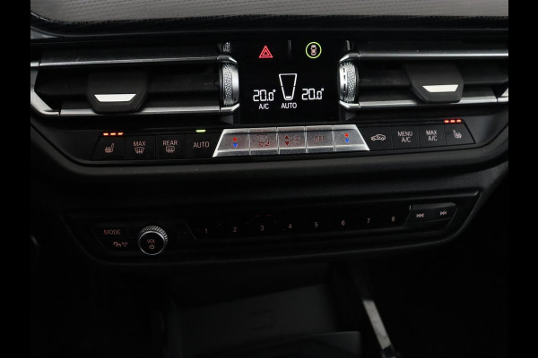 BMW 1-serie 118i M Sport | Panoramadak | Leder | Stoelverwarming | Carplay | Sfeerverlichting | Camera | Live Cockpit | Sportstoelen | Navigatie | Park Assist