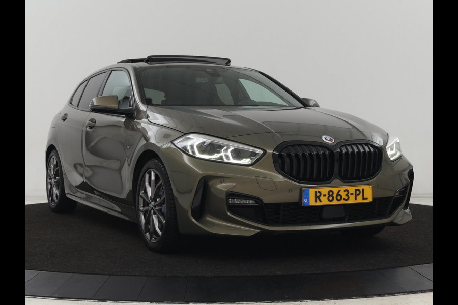 BMW 1-serie 118i M Sport | Panoramadak | Leder | Stoelverwarming | Carplay | Sfeerverlichting | Camera | Live Cockpit | Sportstoelen | Navigatie | Park Assist