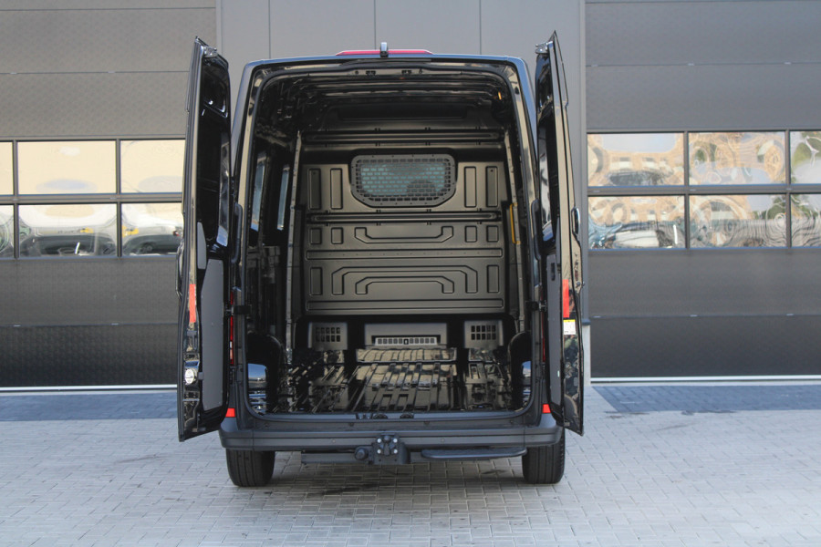 Volkswagen Crafter 35 2.0 TDI L3H3 177pk - Facelift - Navigatie - LED - Geveerde stoel - Virtual cockpit - Camera - Trekhaak - Stoelverwarming - Ri