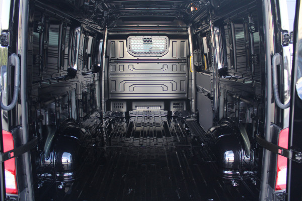 Volkswagen Crafter 35 2.0 TDI L3H3 177pk - Facelift - Navigatie - LED - Geveerde stoel - Virtual cockpit - Camera - Trekhaak - Stoelverwarming - Ri