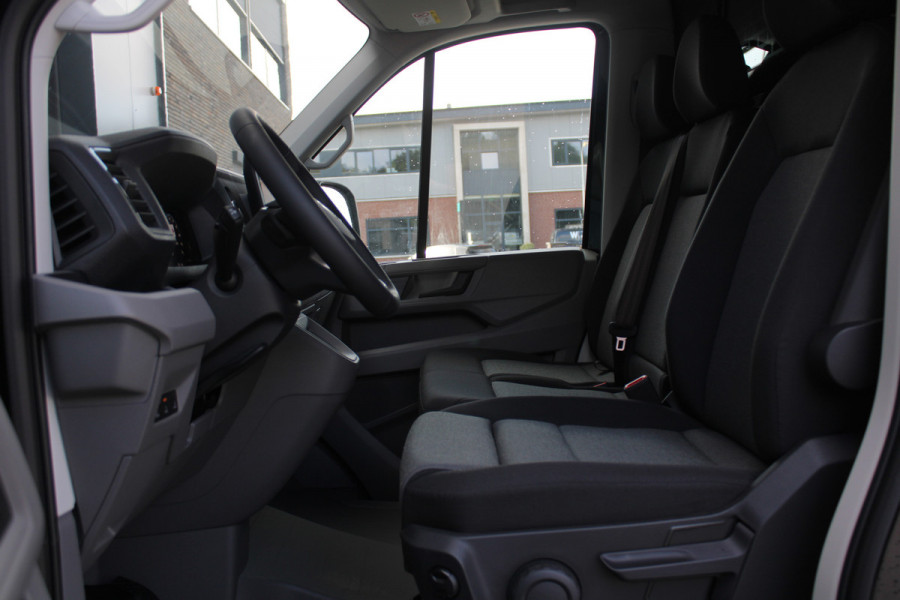 Volkswagen Crafter 35 2.0 TDI L3H3 177pk - Facelift - Navigatie - LED - Geveerde stoel - Virtual cockpit - Camera - Trekhaak - Stoelverwarming - Ri