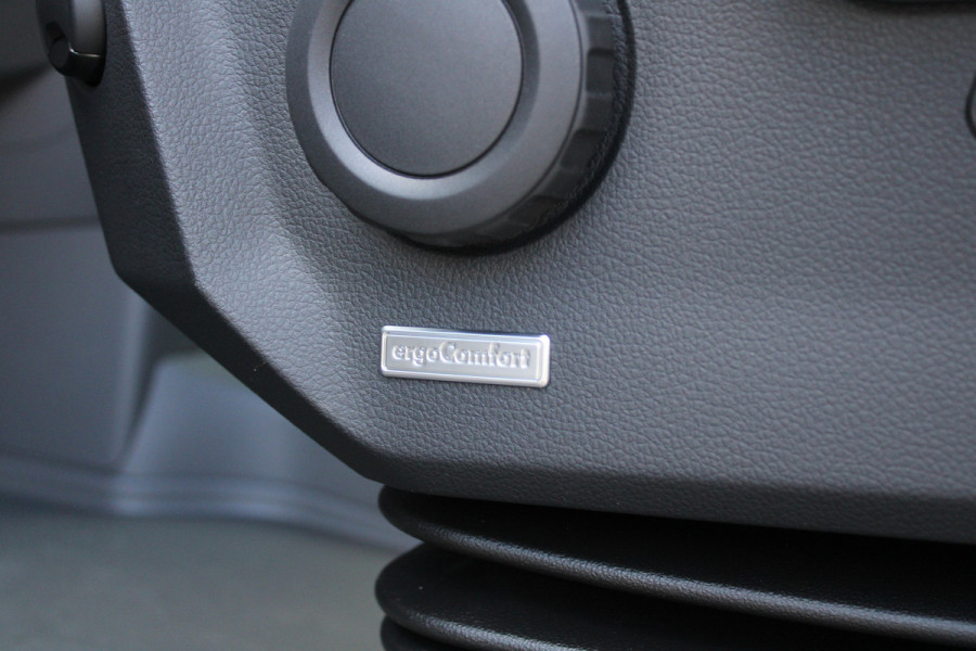 Volkswagen Crafter 35 2.0 TDI L3H3 177pk - Facelift - Navigatie - LED - Geveerde stoel - Virtual cockpit - Camera - Trekhaak - Stoelverwarming - Ri
