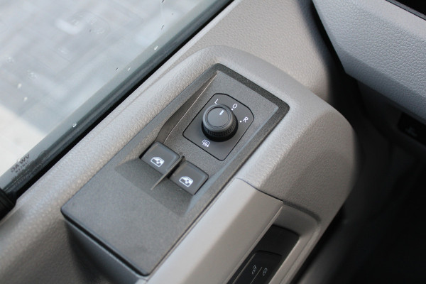 Volkswagen Crafter 35 2.0 TDI L3H3 177pk - Facelift - Navigatie - LED - Geveerde stoel - Virtual cockpit - Camera - Trekhaak - Stoelverwarming - Ri