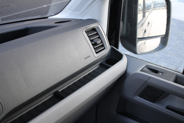 Volkswagen Crafter 35 2.0 TDI L3H3 177pk - Facelift - Navigatie - LED - Geveerde stoel - Virtual cockpit - Camera - Trekhaak - Stoelverwarming - Ri