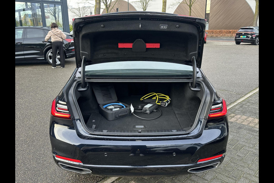 BMW 7 Serie 745Le xDrive High Executive VAN: €57.900,- VOOR: €53.877,- UW EINDEJAARSVOORDEEL: €4.023,- MEGA VOL | INDIVIDUAL | BOWERS&WILKINS | LASER | DRIVING ASS. PROFF.