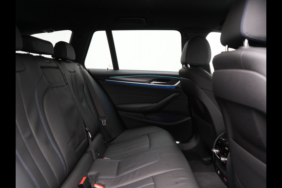 BMW 5 Serie Touring 530e M Sport Plug In Hybrid 294pk PHEV | Adaptive Cruise | Laser LED | Head Up | Camera | Lederen Sportstoelen & Stuur Verwarmd | Sfeerverlichting | Apple Carplay | Keyless | Blis | Navigatie | DAB |