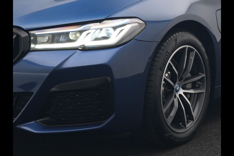 BMW 5 Serie Touring 530e M Sport Plug In Hybrid 294pk PHEV | Adaptive Cruise | Laser LED | Head Up | Camera | Lederen Sportstoelen & Stuur Verwarmd | Sfeerverlichting | Apple Carplay | Keyless | Blis | Navigatie | DAB |