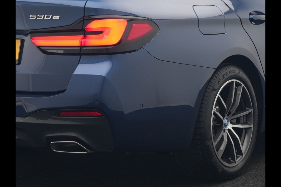 BMW 5 Serie Touring 530e M Sport Plug In Hybrid 294pk PHEV | Adaptive Cruise | Laser LED | Head Up | Camera | Lederen Sportstoelen & Stuur Verwarmd | Sfeerverlichting | Apple Carplay | Keyless | Blis | Navigatie | DAB |