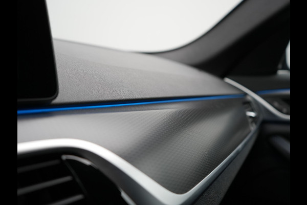 BMW 5 Serie Touring 530e M Sport Plug In Hybrid 294pk PHEV | Adaptive Cruise | Laser LED | Head Up | Camera | Lederen Sportstoelen & Stuur Verwarmd | Sfeerverlichting | Apple Carplay | Keyless | Blis | Navigatie | DAB |