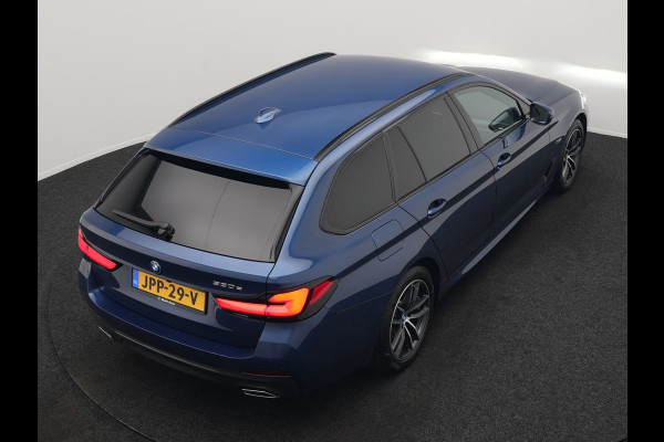 BMW 5 Serie Touring 530e M Sport Plug In Hybrid 294pk PHEV | Adaptive Cruise | Laser LED | Head Up | Camera | Lederen Sportstoelen & Stuur Verwarmd | Sfeerverlichting | Apple Carplay | Keyless | Blis | Navigatie | DAB |