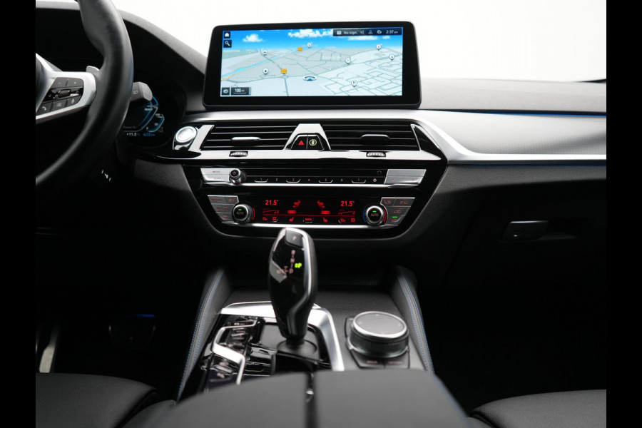 BMW 5 Serie Touring 530e M Sport Plug In Hybrid 294pk PHEV | Adaptive Cruise | Laser LED | Head Up | Camera | Lederen Sportstoelen & Stuur Verwarmd | Sfeerverlichting | Apple Carplay | Keyless | Blis | Navigatie | DAB |