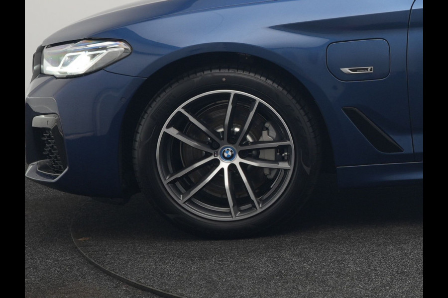 BMW 5 Serie Touring 530e M Sport Plug In Hybrid 294pk PHEV | Adaptive Cruise | Laser LED | Head Up | Camera | Lederen Sportstoelen & Stuur Verwarmd | Sfeerverlichting | Apple Carplay | Keyless | Blis | Navigatie | DAB |