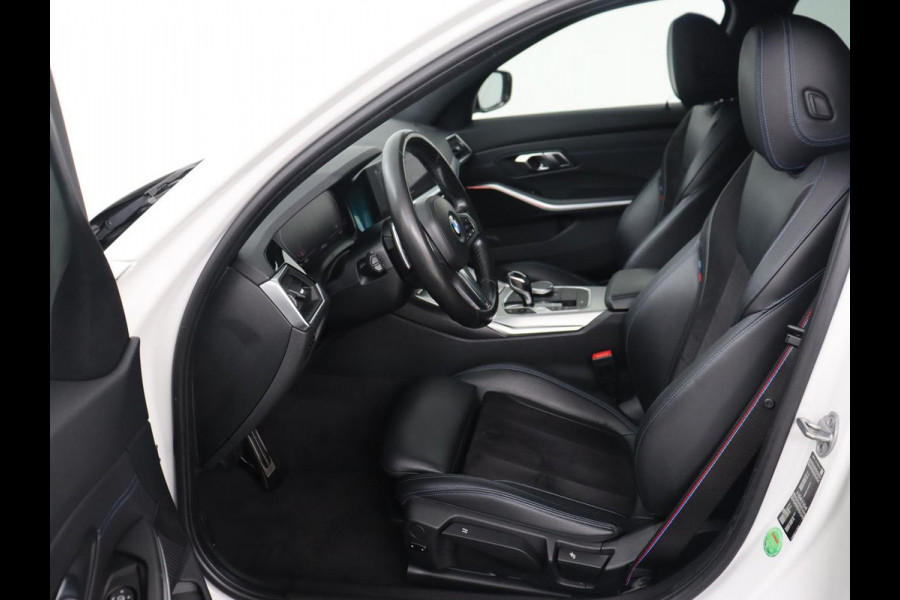 BMW 3-serie 320i M Sport | Head-Up | Stoelverwarming | Leder/Alcantara | Carplay | Live Cockpit | Keyless | Sportstoelen | Climate control